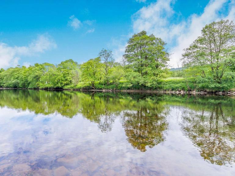 3 Bedroom Luxury Home, Hot Tub, Stunning Views Of Killin, Sitting On The River Dochart Exterior photo