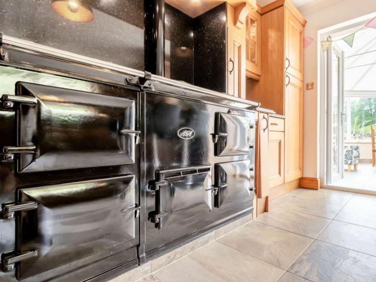 3 Bedroom Luxury Home, Hot Tub, Stunning Views Of Killin, Sitting On The River Dochart Exterior photo