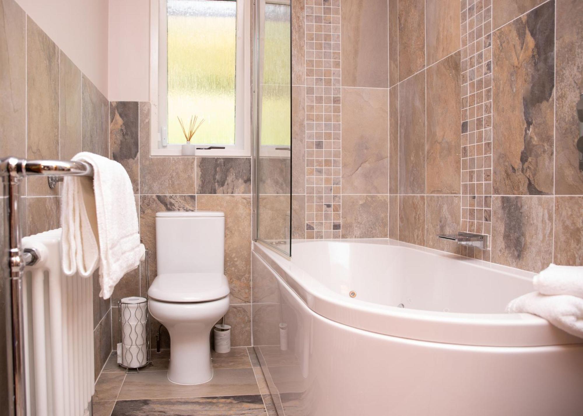 3 Bedroom Luxury Home, Hot Tub, Stunning Views Of Killin, Sitting On The River Dochart Exterior photo
